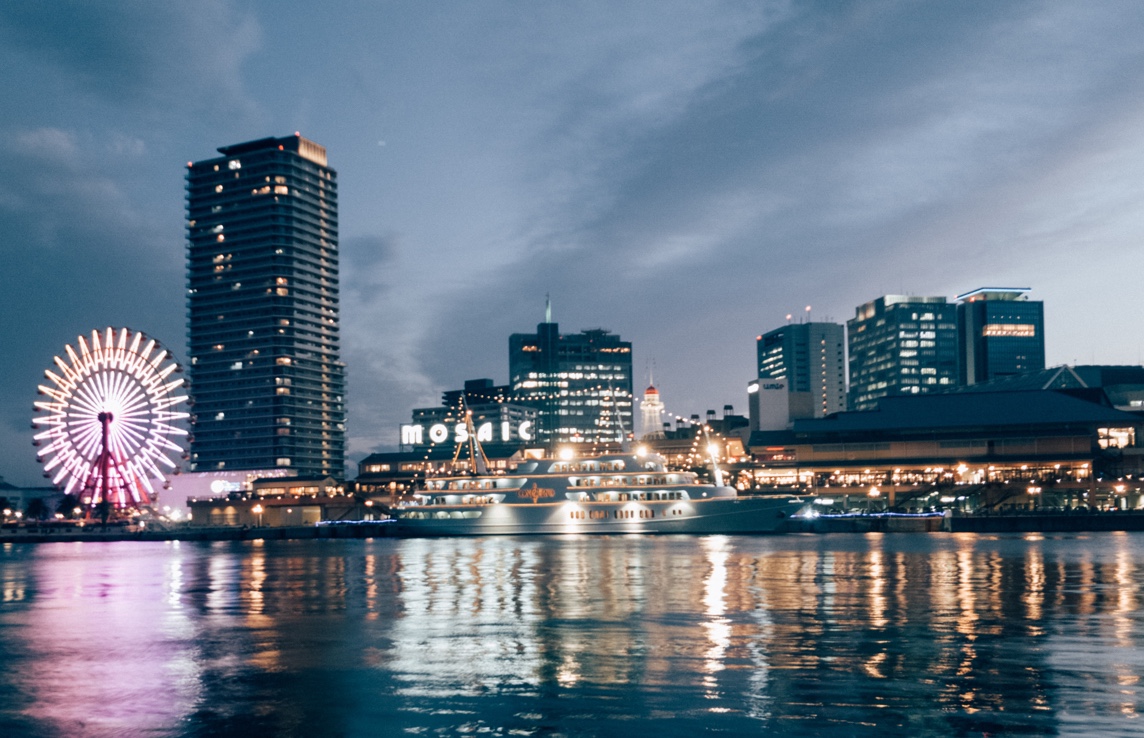 夜晚由神户港的海上眺望神户街景