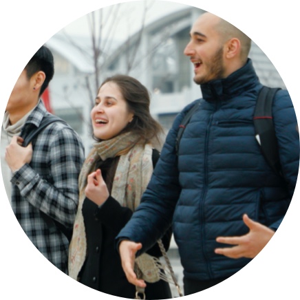 外国人留学生3人歩きながら話をしている様子
