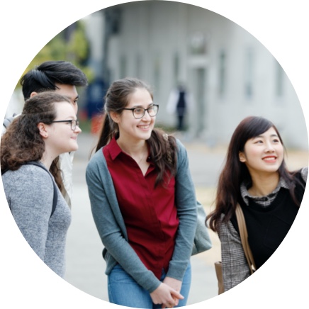 外国人留学生4人自撮りをしている様子