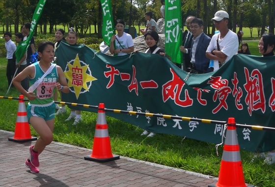 駅伝選手を走っている様子
