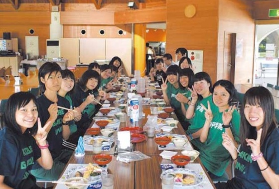 食卓を囲んで大学生たち