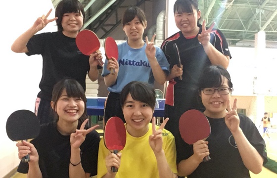 ラケットを持ち楽しそうに見える大学生たち